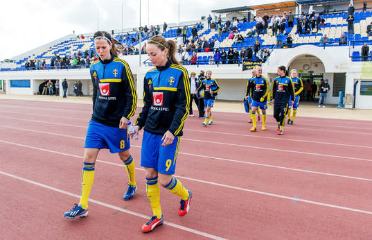 Lotta Schelin och Kosovare Asllani, Sverige, går ut mot
