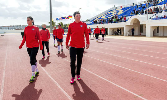 Shannon Boxx och Abby Wambach, USA, går ut mot planen
