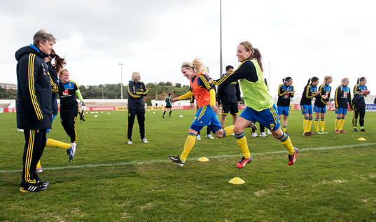 Lisa Dahlkvist och Kosovare Asllani, Sverige, springer