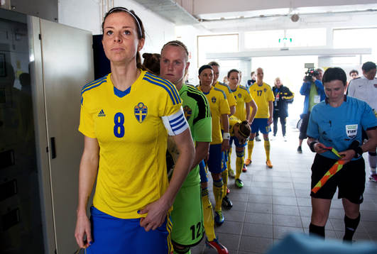 Lotta Schelin, Sverige, väntar i spelargången på att gå