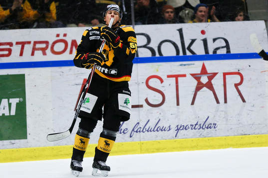 Martin Sevc i Skellefteå kysser klubban