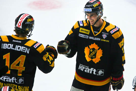 Tvåmålsskyttarna Bud Holloway och Petter Emuelsson jublar