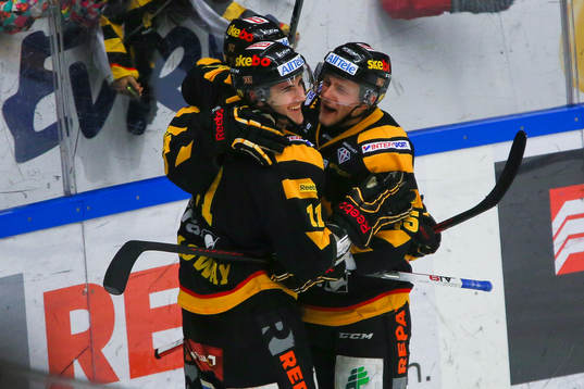 Bud Holloway gör sitt andra mål i matchen mot Brynäs och