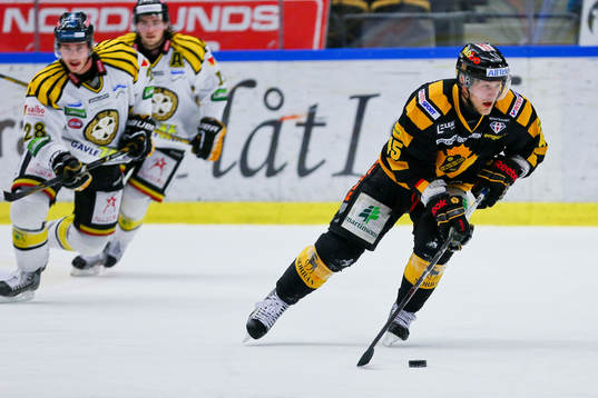 Skellefteås Oscar Möller åker ifrån Brynäs Elias