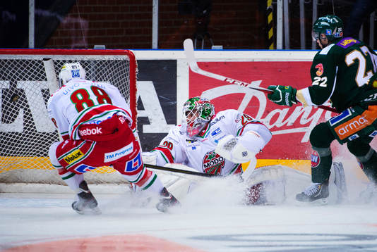 Per Åslund, Färjestad, gör 1-0 bakom Bernhard Starkbaum,