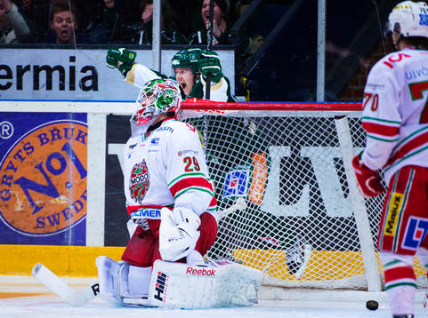 Samtidigt som Bernhard Starkbaum, målvakt, Modo, deppar