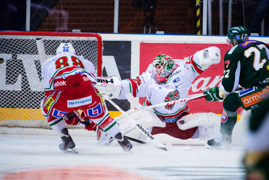 Per Åslund, Färjestad, gör 1-0 bakom Bernhard Starkbaum,