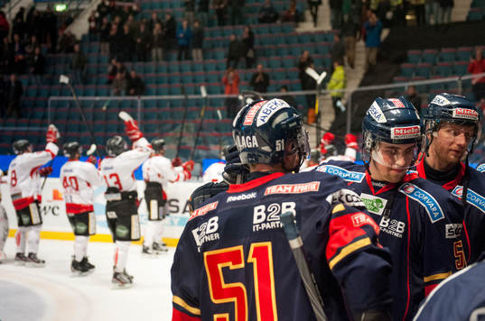 Djurgården-spelarna lämnar plan medan Örebro-spelarna