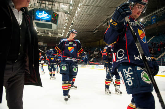 Kim Lennhammer och Djurgården-spelarna lämnar isen