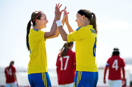 Kosovare Asllani och Sara Thunebro, Sverige, firar