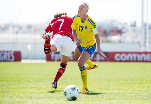Närkamp mellan Lene Mykjåland, Norge, och Caroline Seger,