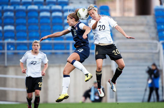 Nickduell mellan Alex Morgan, USA, och Lena Goebling,