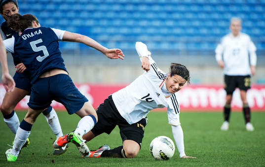 Dzsenifer Marozsan, Tyskland, spelar liggande på marken