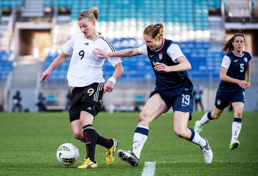 Alexandra Popp, Tyskland, jagas av Rachel Buehler, USA