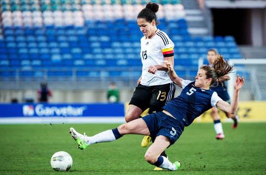 Kelly O'Hara, USA, täcker ut Celia Okoyino Da Mbabi,