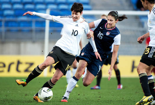 Kamp mellan +Linda Bresonik, Tyskland, och Yael Averbuch,