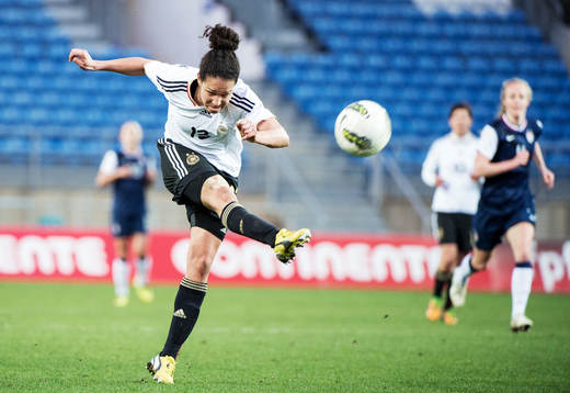 Celia Okoyino Da Mbabi, Tyskland, skjuter mot mål