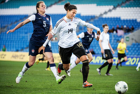 Dzsenifer Marozsan, Tyskland, jagas av Kelly O'Hara, USA