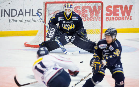 Gustaf Wesslau, målvakt HV71 tar emot ett skott från