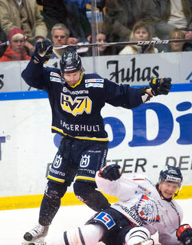 Andreas Jämtin, HV71, trycker ner Patrik Zackrisson,