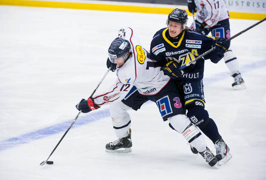 Sebastian Karlsson, Linköping, får en smäll av Oscar
