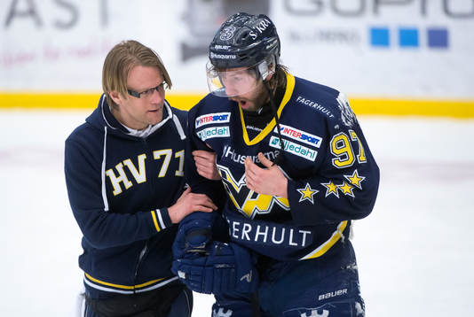 Per Ledin, HV71, åker på en ful tackling i slutet på