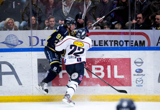 Robin Figren, Linköping, trycker till Andreas Jämtin, HV71