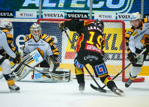 Brynäs lyckas inte få in pucken bakom Markus Svensson,