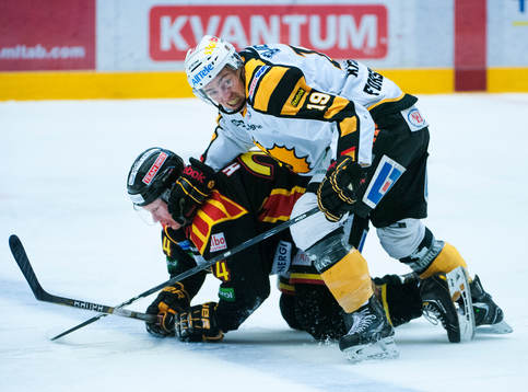 Mads Hansen, Brynäs, trycks ner utav Johan Forsberg,