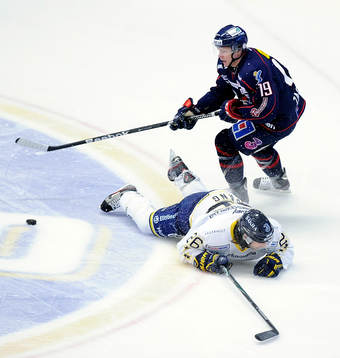 HV71 nr 26 Dan Spang och Linköpings nr 19 Patrik Zackrisson