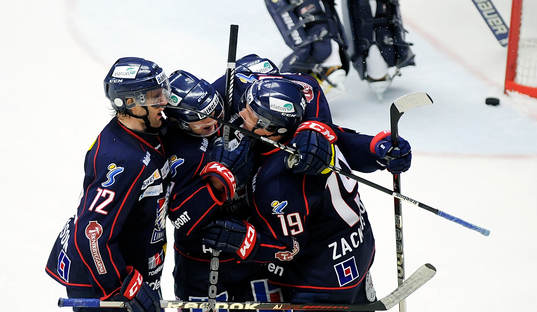 Linköpings nr 11	 Simon Hjalmarsson gratuleras