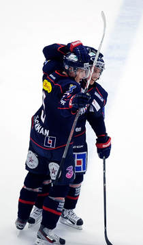 Linköpings nr 5	 Mattias Bäckman gratuleras av