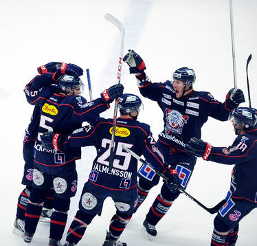 Linköpings nr 5 	 Mattias Bäckman gratuleras av