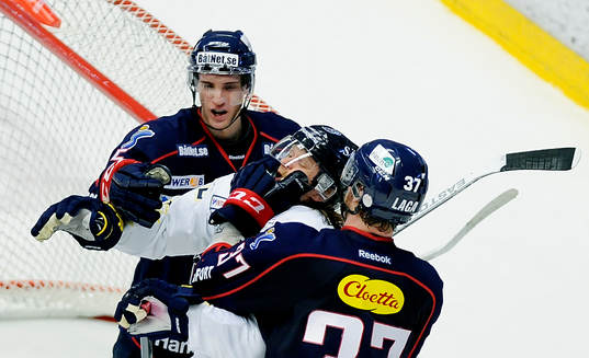 HV71 nr 22 	 David Petrasek och Linköpings nr 5 Mattias