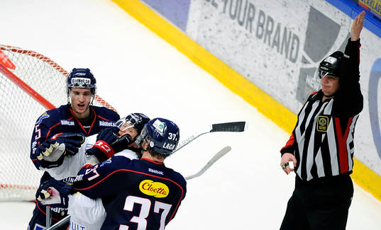 HV71 nr 22 	 David Petrasek och Linköpings nr 5 Mattias