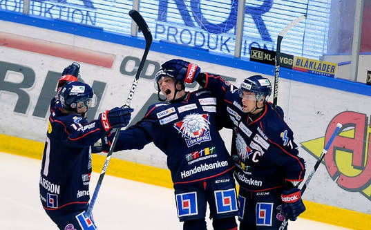 Linköpings nr 7 Magnus Johansson gratuleras av nr 11 Simon