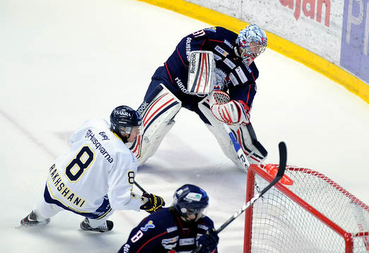 Linköpings målvakt nr 31 Christian Engstrand och HV71 nr