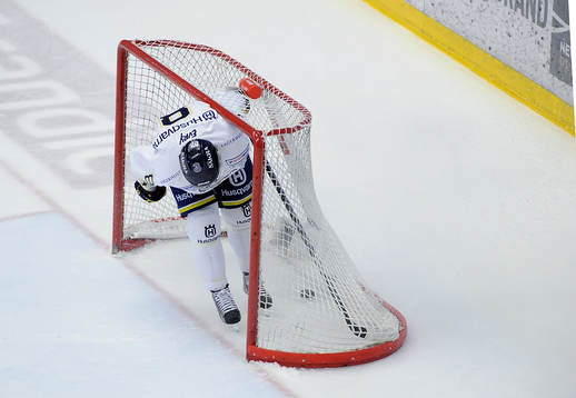 HV71 nr 8	 Rhett Rakhshani försöker rädda 5-1 målet i
