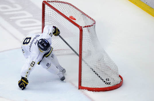 HV71 nr 8	 Rhett Rakhshani försöker rädda 5-1 målet i