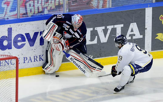Linköpings målvakt nr 31 Christian Engstrand och HV71 nr