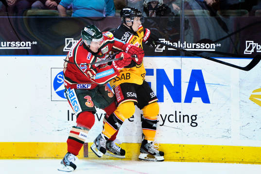 Mikael Johansson, Frölunda trycker till Joonas Vihko,