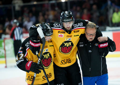 Pavel Skrbek, Luleå, får hjälpas av planen i slutet av