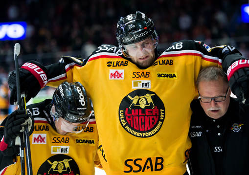 Pavel Skrbek, Luleå, får hjälpas av planen i slutet av