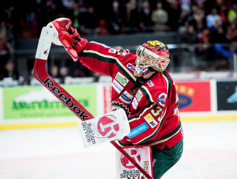 Julius Hudacek, målvakt i Frölunda, tackar publiken