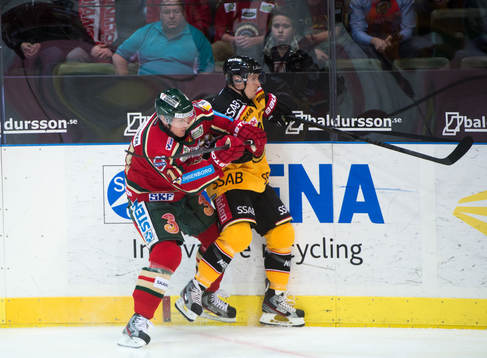 Mikael Johansson, Frölunda, trycker till Joonas Vihko i