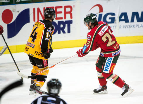 Brendan Bell, Frölunda, rappar till Karl Fabricius, Luleå