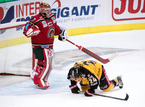 Julius Hudacek, målvakt Frölunda, klappar om Cam Abbott i