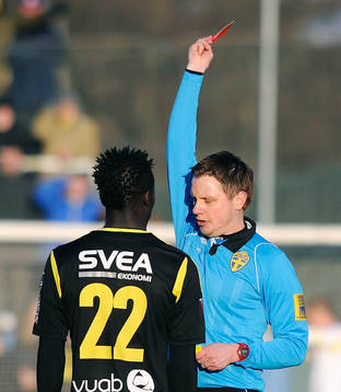 AIKs nr 22 Kwame Amponsah Karikari blir utvisad av domaren