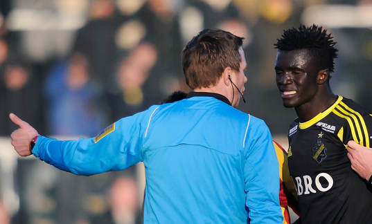 AIKs nr 22 Kwame Amponsah Karikari blir utvisad av domaren