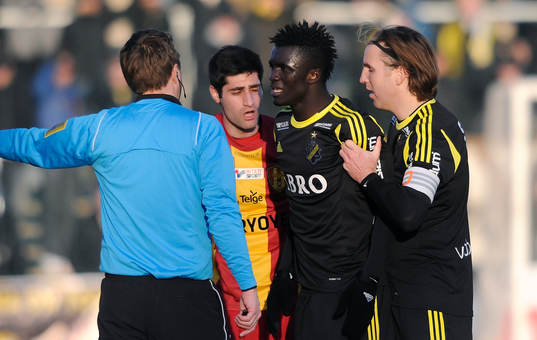 AIKs nr 22 Kwame Amponsah Karikari blir utvisad av domaren